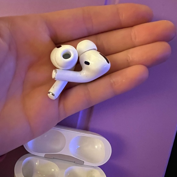 AirPod Pros - Picture 6 of 7